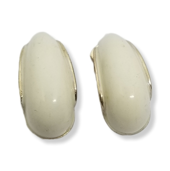 TRIFARI 1950s GOLDTONE & CREAM CLIP ON STATEMENT EARRINGS - Picture 4 of 8